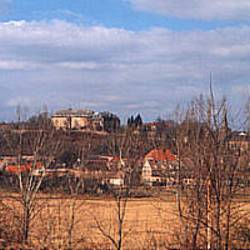 Burgscheidungen mit Schloß im Hintergrund